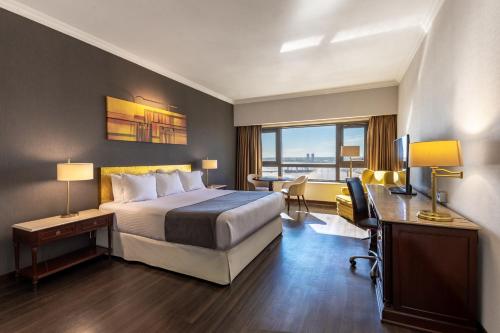Habitación con vistas a la bahía - 1 cama extragrande del hotel Radisson Montevideo Victoria Plaza. Foto 1