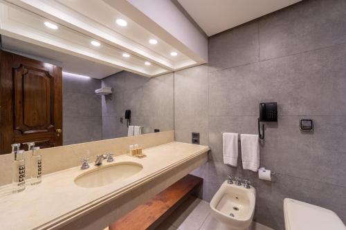 Habitación Premium con 2 camas extragrandes y vistas a la bahía del hotel Radisson Montevideo Victoria Plaza