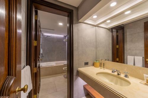 Suite para no fumadores - cama extragrande del hotel Radisson Montevideo Victoria Plaza