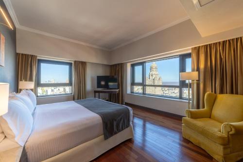 Suite para no fumadores - cama extragrande del hotel Radisson Montevideo Victoria Plaza. Foto 2