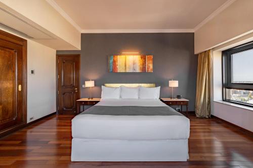 Suite para no fumadores - cama extragrande del hotel Radisson Montevideo Victoria Plaza. Foto 4