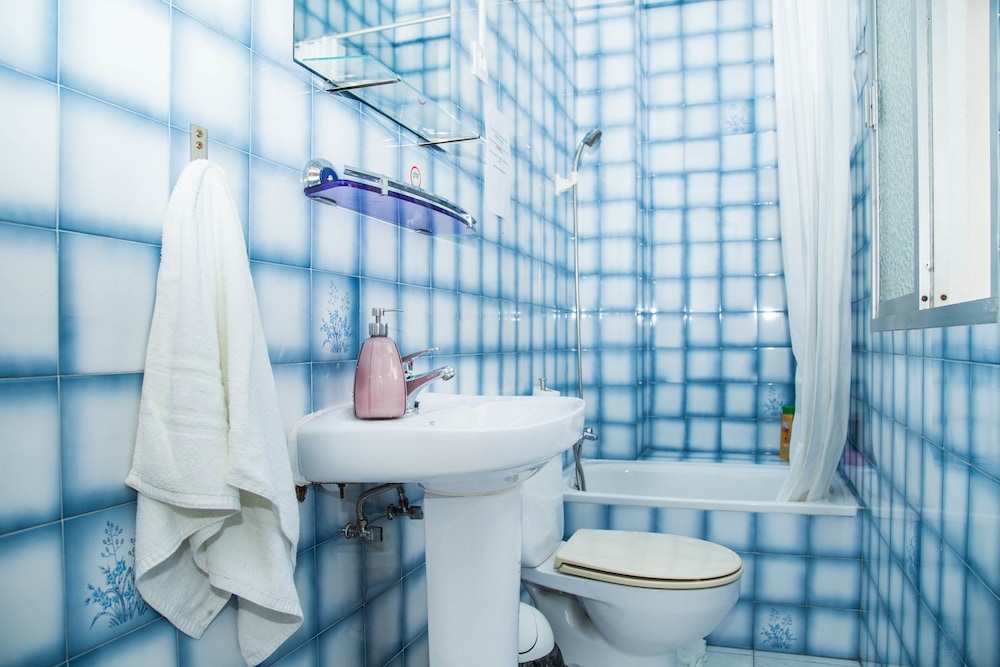 1 cama en habitación compartida mixta de 8 camas, baño compartido del hotel One Catedral. Foto 4