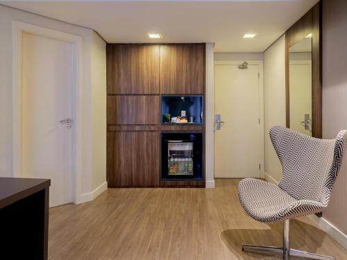 Habitación Superior con cama king size en la torre 1 del hotel Mercure Sao Paulo Moema Times Square. Foto 4