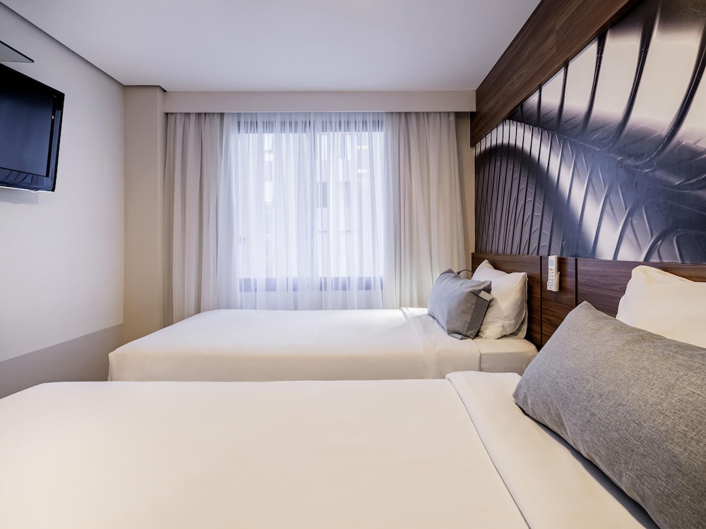 Suite Junior con 1 cama king size o 2 camas individuales en la torre 1 del hotel Mercure Sao Paulo Moema Times Square. Foto 3
