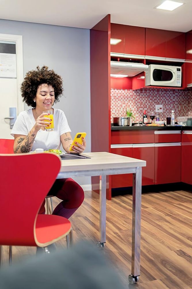 Apartamento Comfort con cama king size y cocina equipada en la torre 2 del hotel Mercure Sao Paulo Moema Times Square. Foto 1