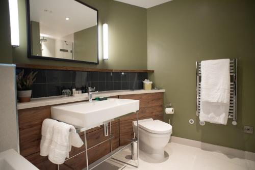 Habitación Superior con cama extragrande del hotel Counting House. Foto 9