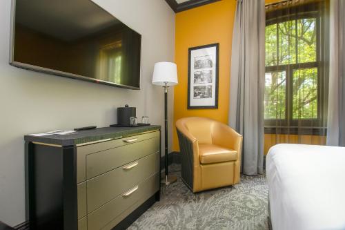 Habitación con cama grande del hotel Clarendon. Foto 3