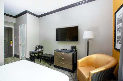 Habitación con cama grande del hotel Clarendon. Foto 5