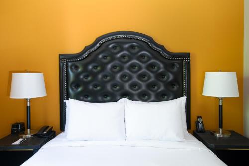 Habitación con cama grande del hotel Clarendon. Foto 6
