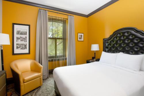 Habitación con cama grande del hotel Clarendon. Foto 7
