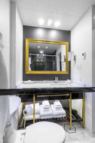 Habitación Doble Superior con 2 camas grandes del hotel Clarendon. Foto 3
