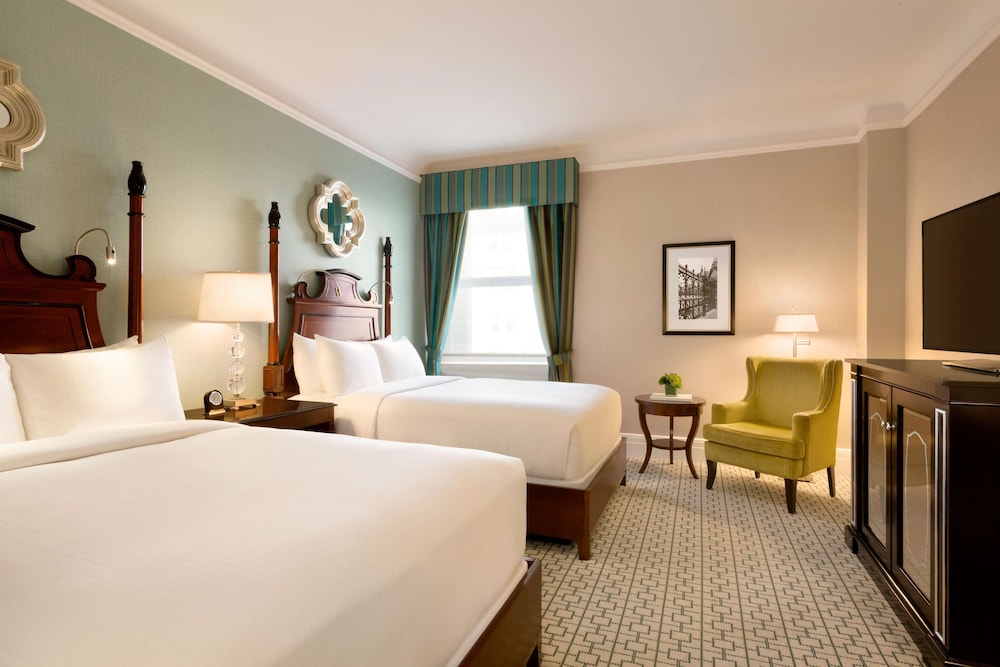 Suite, 2 camas dobles, no fumadores, en esquina del hotel Fairmont Chateau Laurier. Foto 2
