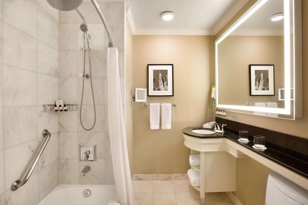 Suite, 2 camas dobles, no fumadores, en esquina del hotel Fairmont Chateau Laurier. Foto 4