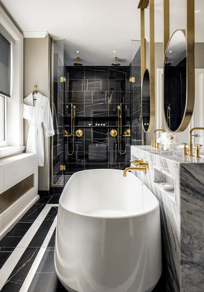 Suite presidencial, 1 cama de matrimonio grande del hotel Fairmont Chateau Laurier. Foto 4