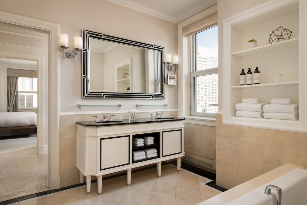 Suite presidencial, 1 cama de matrimonio grande del hotel Fairmont Chateau Laurier. Foto 5