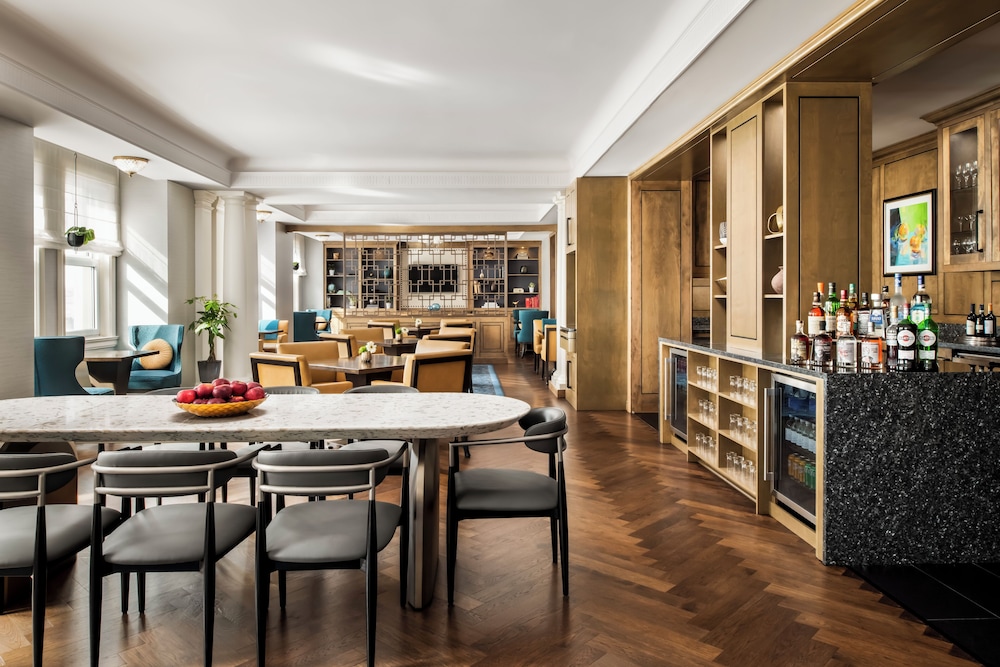Fairmont Gold, Suite, 1 cama de matrimonio grande del hotel Fairmont Chateau Laurier. Foto 1