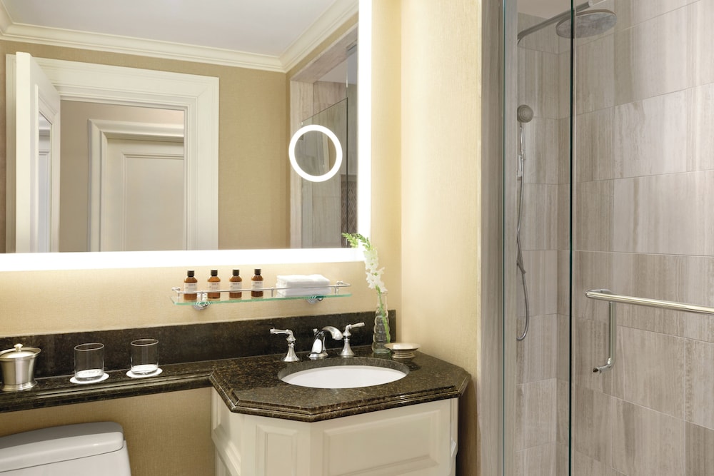 Fairmont Gold, Suite, 1 cama de matrimonio grande del hotel Fairmont Chateau Laurier. Foto 3