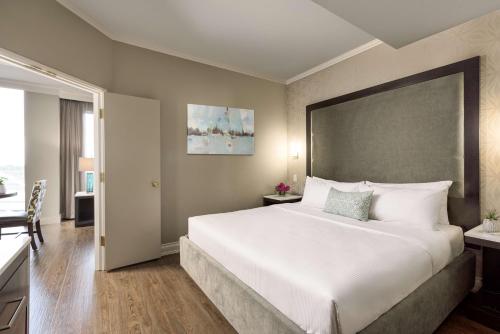 Suite con cama extragrande y sofá cama - No fumadores del hotel Georgian Court Hotel. Foto 4