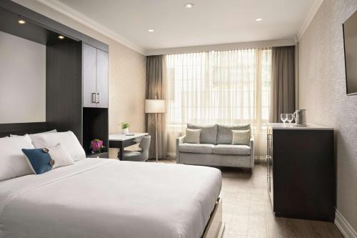 Queen Room with Roll - In Shower - Disability/Non - Smoking del hotel Georgian Court Hotel. Foto 1