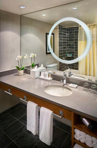 Habitación Doble con balcón y 2 camas dobles del hotel Hyatt Regency Vancouver. Foto 3