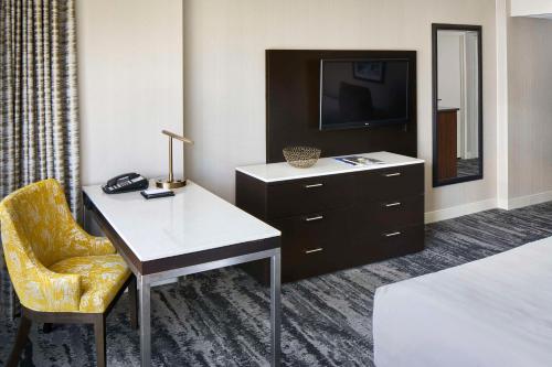 Habitación con cama extragrande y balcón del hotel Hyatt Regency Vancouver. Foto 2