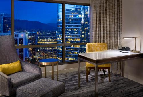 Habitación con cama extragrande. del hotel Hyatt Regency Vancouver. Foto 3