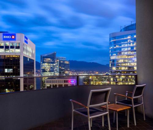 Habitación con balcón y vistas a la ciudad - 1 cama extragrande del hotel Hyatt Regency Vancouver. Foto 8