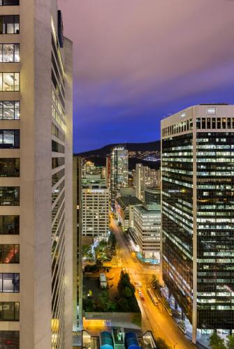 Habitación con balcón y vistas a la ciudad - 1 cama extragrande del hotel Hyatt Regency Vancouver. Foto 12