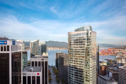Habitación con balcón y vistas a la ciudad - 1 cama extragrande del hotel Hyatt Regency Vancouver. Foto 13