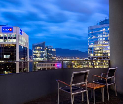 Habitación con balcón y vistas a la ciudad - 1 cama extragrande del hotel Hyatt Regency Vancouver. Foto 19