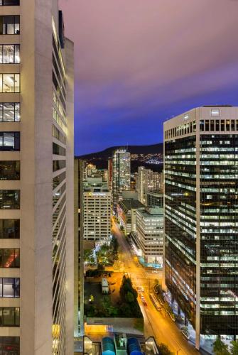 Habitación con cama extragrande y vistas a la ciudad del hotel Hyatt Regency Vancouver. Foto 11