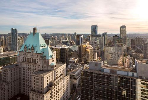 Habitación con cama extragrande y vistas a la ciudad del hotel Hyatt Regency Vancouver. Foto 12