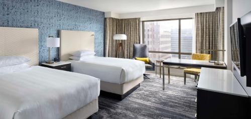 Habitación Doble con vistas a la ciudad - 2 camas dobles del hotel Hyatt Regency Vancouver. Foto 3