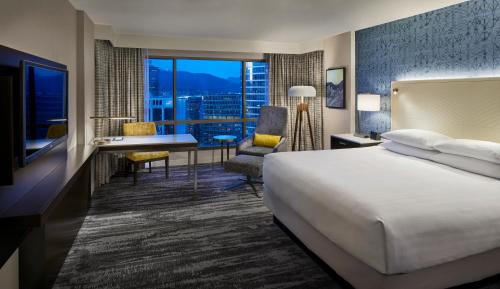 Habitación adaptada para personas con movilidad reducida con ducha accesible en silla de ruedas - 1 cama extragrande del hotel Hyatt Regency Vancouver. Foto 1