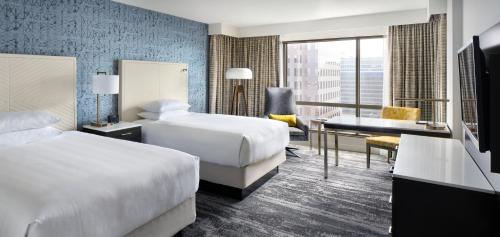 Habitación Doble con ducha a ras de suelo - Adaptada para personas con discapacidad - 2 camas dobles del hotel Hyatt Regency Vancouver. Foto 1