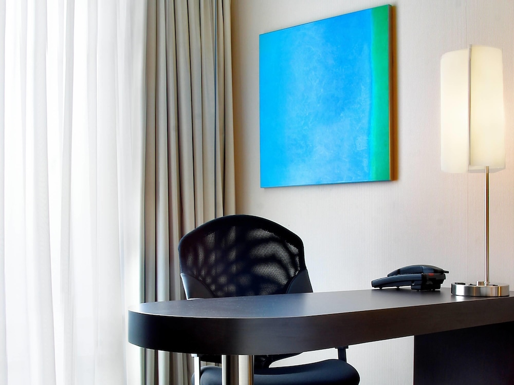 HABITACIÓN SUPERIOR con 1 cama king size del hotel Novotel Toronto North York. Foto 1