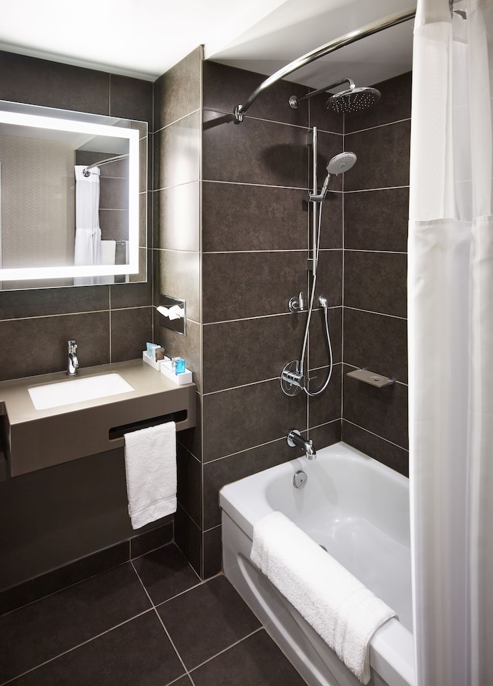 HABITACIÓN SUPERIOR con 1 cama king size del hotel Novotel Toronto North York. Foto 4