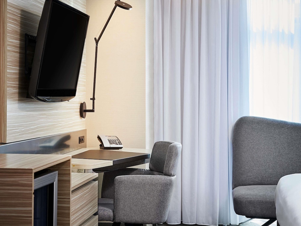 Habitación ejecutiva con 1 cama king size del hotel Novotel Toronto North York. Foto 8