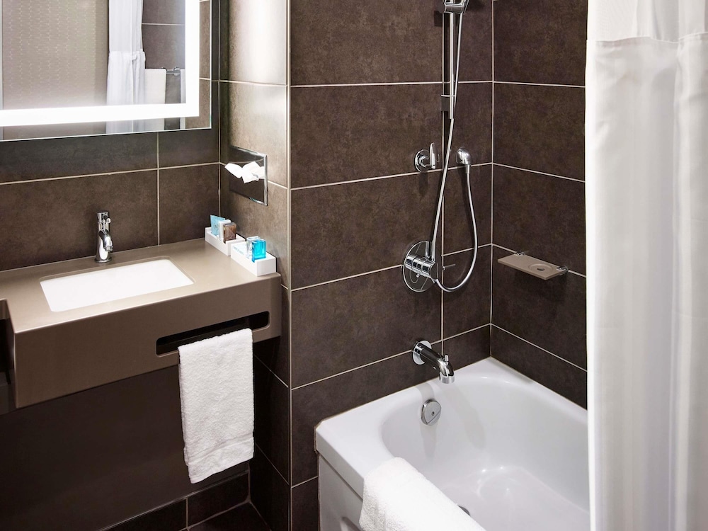Habitación ejecutiva con 1 cama king size del hotel Novotel Toronto North York. Foto 13