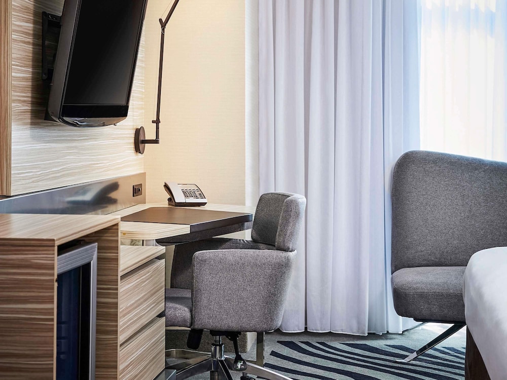 Habitación ejecutiva con 2 camas dobles del hotel Novotel Toronto North York. Foto 8