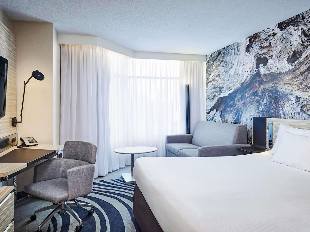 Habitación ejecutiva con 1 cama king size y sofá cama del hotel Novotel Toronto North York. Foto 7