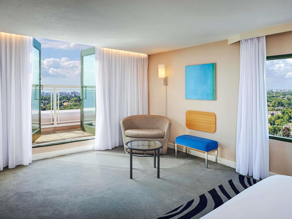 Habitación con balcón del hotel Novotel Toronto North York