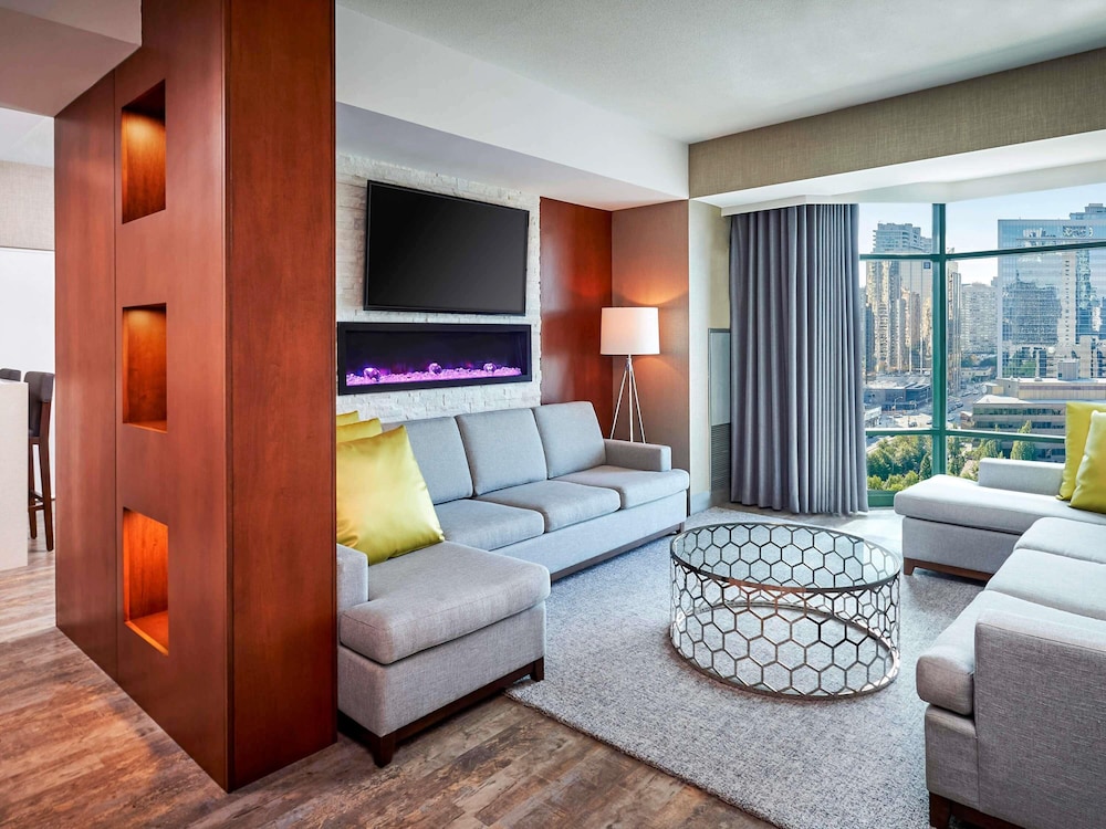 Suite 1 dormitorio con vistas a la ciudad 1 King, Sala de estar, Mesa de comedor, Sofá cama, 480 sf / 45 sm del hotel Novotel Toronto North York