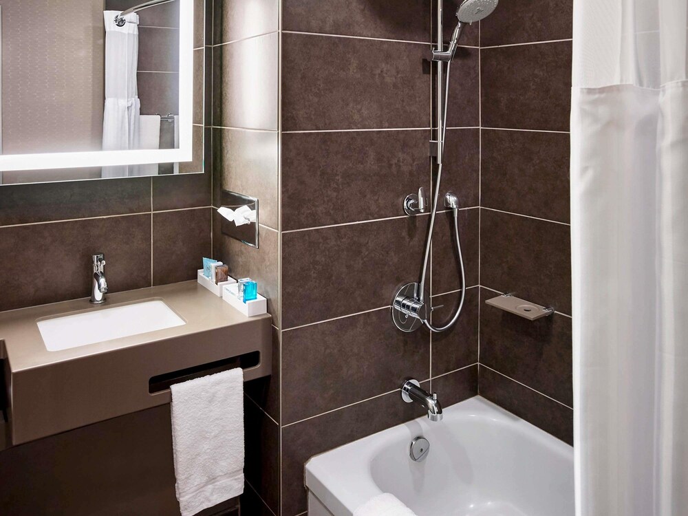 Habitación ejecutiva con 2 camas dobles del hotel Novotel Toronto North York. Foto 9