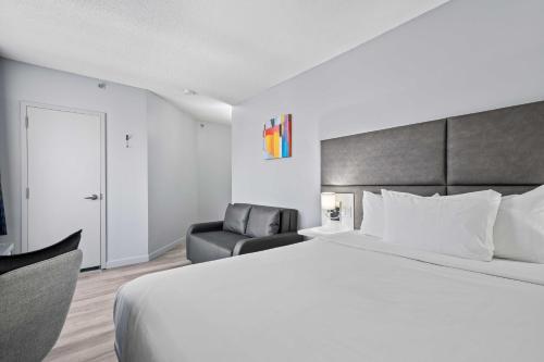 Habitación Esquinera con cama grande y sofá cama - No fumadores del hotel Travelodge By Wyndham Montreal Centre. Foto 7