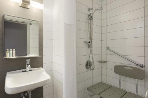 Habitación Doble adaptada para personas de movilidad reducida - 2 camas - No fumadores del hotel Travelodge By Wyndham Montreal Centre