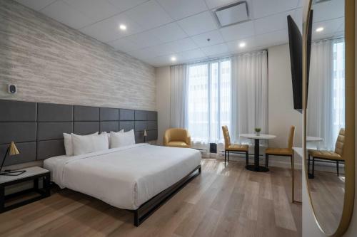 Suite con cama extragrande - No fumadores del hotel Travelodge By Wyndham Montreal Centre. Foto 1