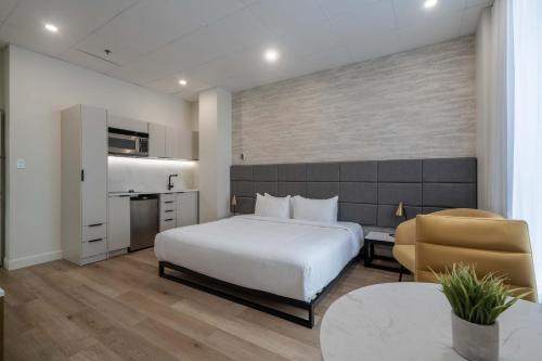 Suite con cama extragrande - No fumadores del hotel Travelodge By Wyndham Montreal Centre. Foto 2