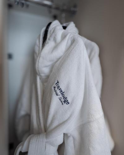 Suite con cama extragrande - No fumadores del hotel Travelodge By Wyndham Montreal Centre. Foto 8