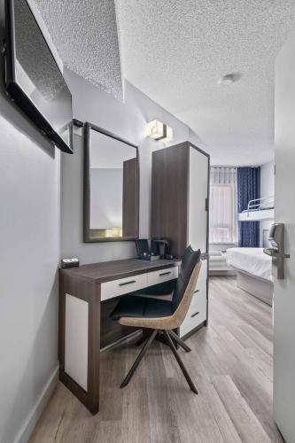 Habitación Triple con 3 camas individuales - No fumadores del hotel Travelodge By Wyndham Montreal Centre. Foto 3